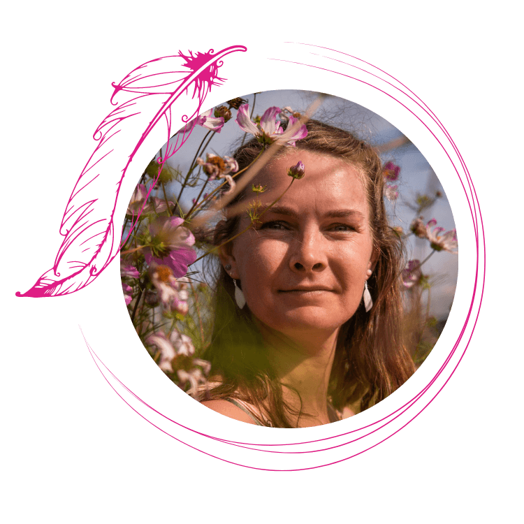 Pasfoto van Paulette omgeven met roze veer